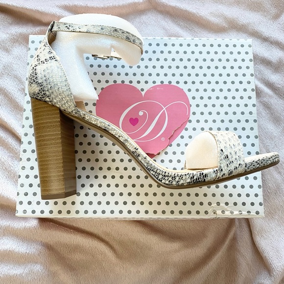 Delicious - SZ: 11 - CL: Beige Python - Picture 5 of 8